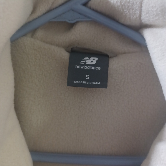 New Balance Windbreaker With Fleece Lining - Picture 2 of 5